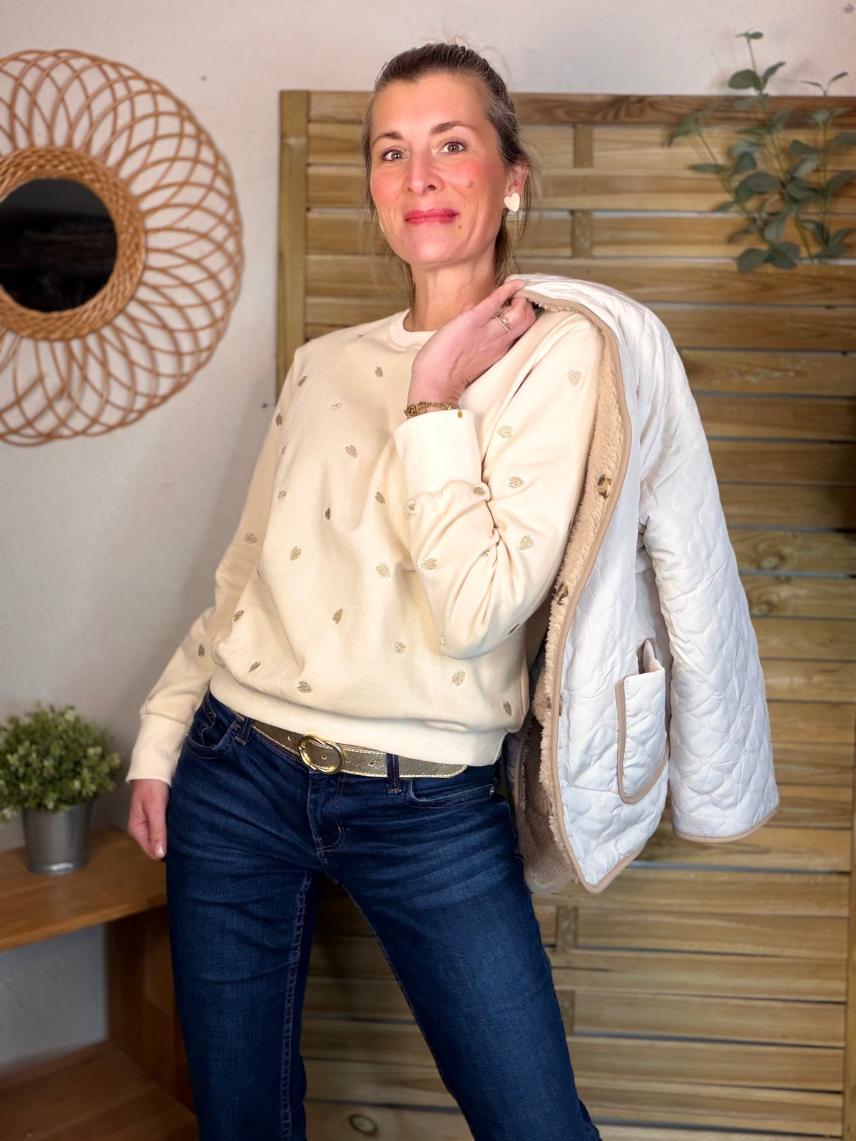Sweat Beige cœurs dorés brodés 💛 LOUNA - FIN DE SÉRIE