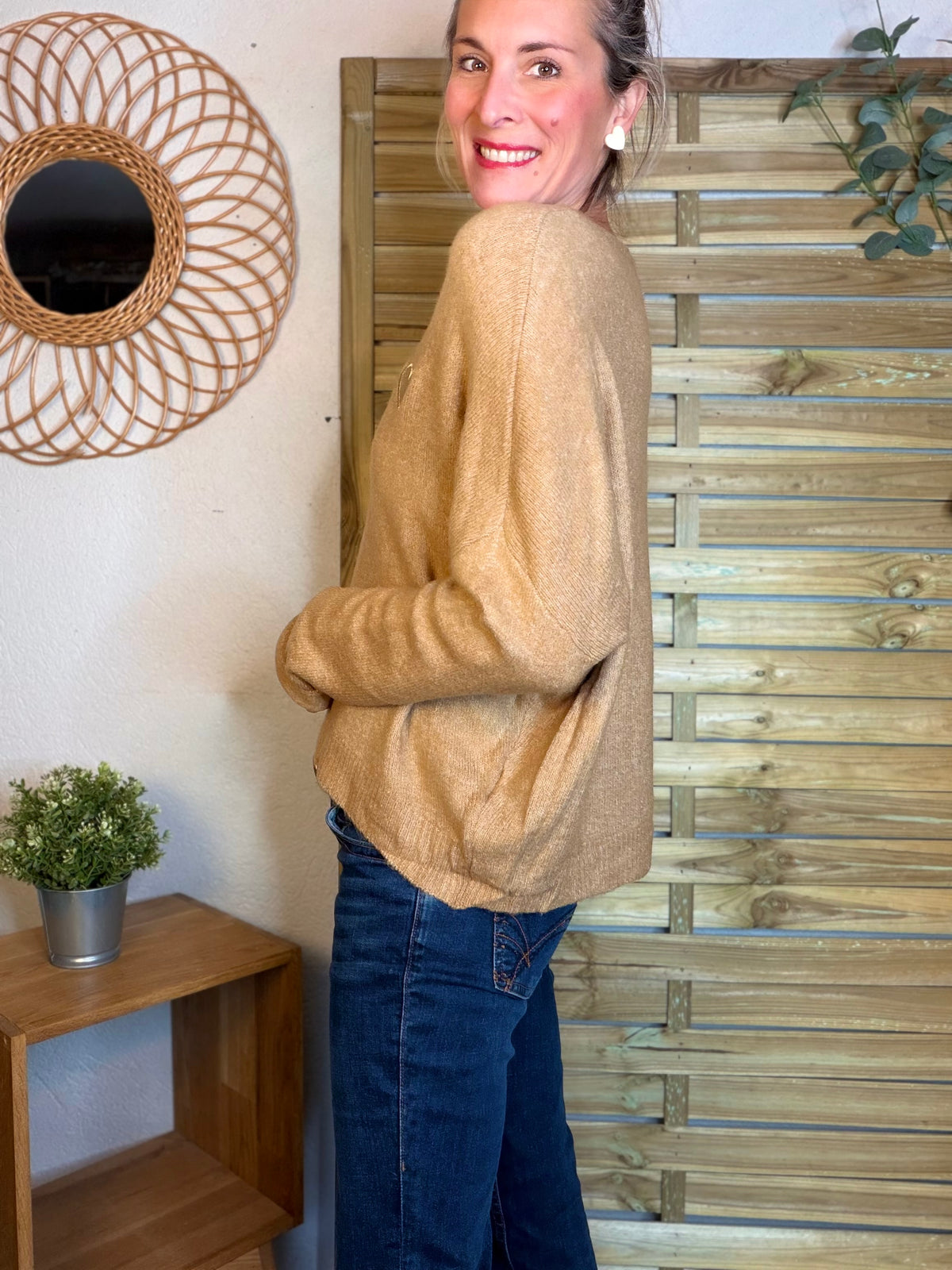 Pull léger en maille cœur doré brodé 💛 MELISSA - Camel