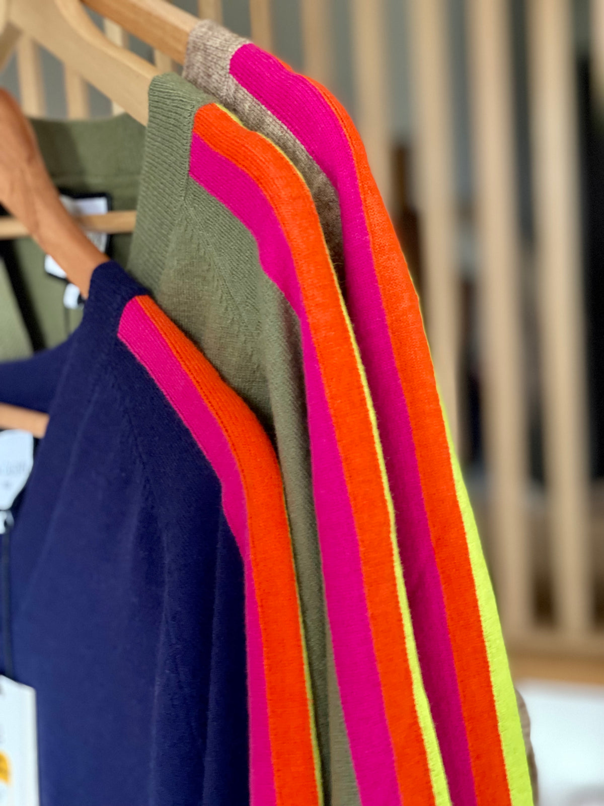 Pull fin avec bandes colorées, col V - RAINBOW 🌈 Taupe chiné - FIN DE SÉRIE
