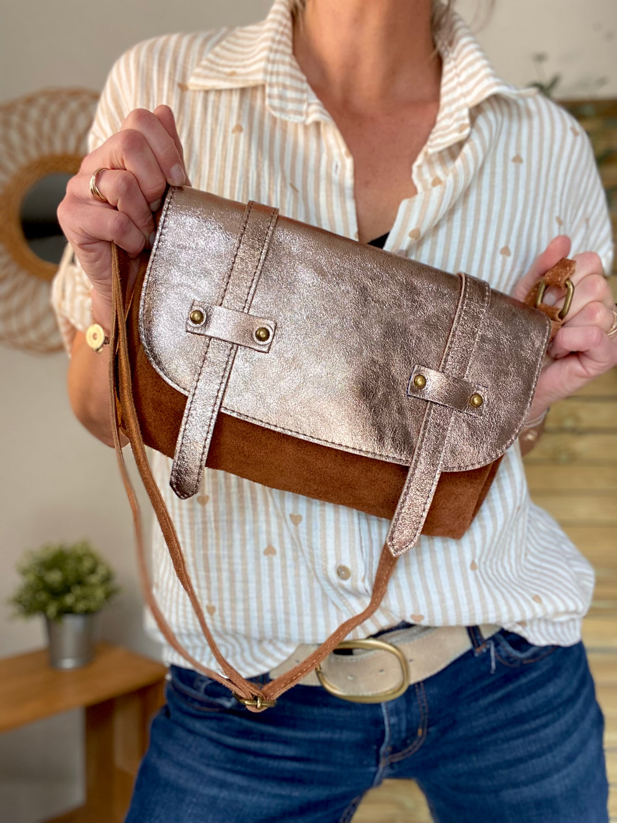 Sac bandoulière en cuir daim et irisé ESMÉE - Bronze / Camel