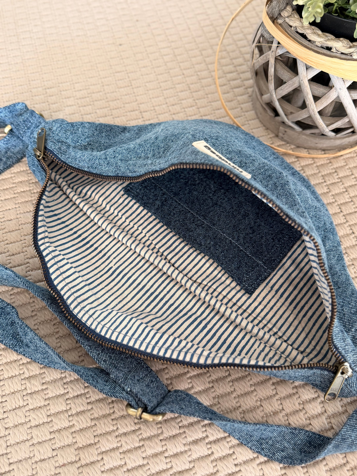 HINDBAG SASHA - Sac banane Denim bleu foncé