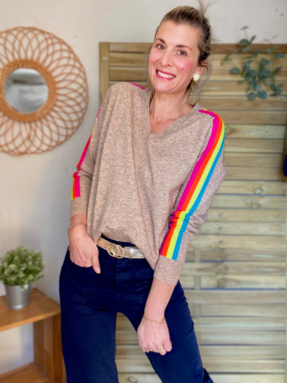 Pull fin avec bandes colorées, col V - RAINBOW 🌈 Taupe chiné - FIN DE SÉRIE