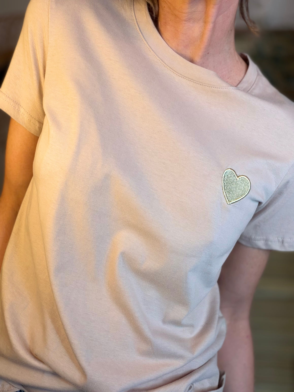Tee shirt cœur brodé doré 💛 PIA Beige - FIN DE SÉRIE