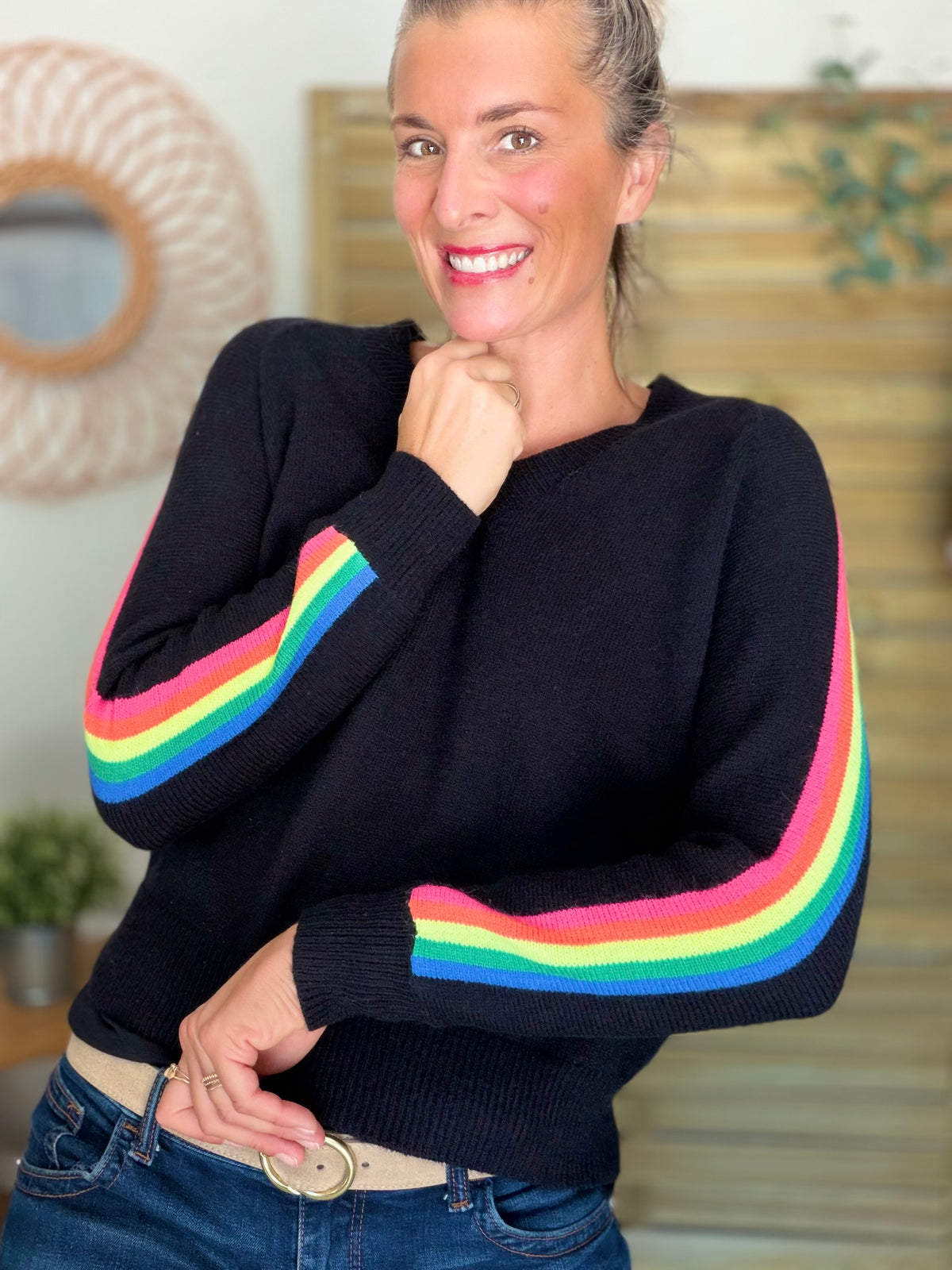 Pull épais avec bandes arc-en-ciel, col V - RAINBOW 🌈 Noir - Winter 2026