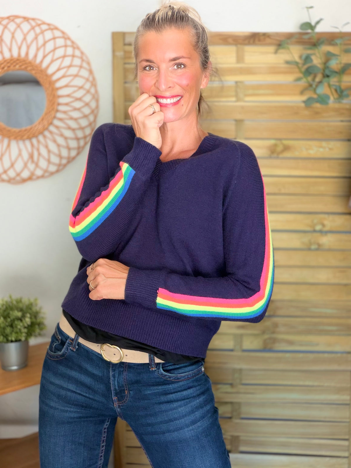 Pull épais avec bandes arc-en-ciel, col V - RAINBOW 🌈 Bleu marine - Winter 2026