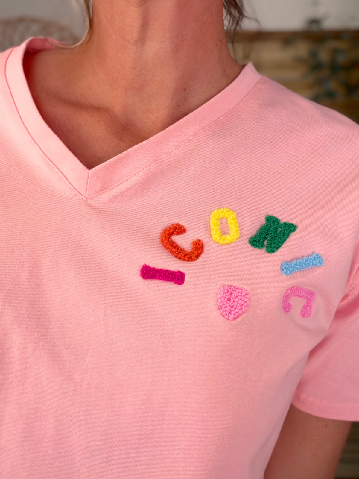 Tee shirt col V ICONIC club multicolore CARO - Rose clair