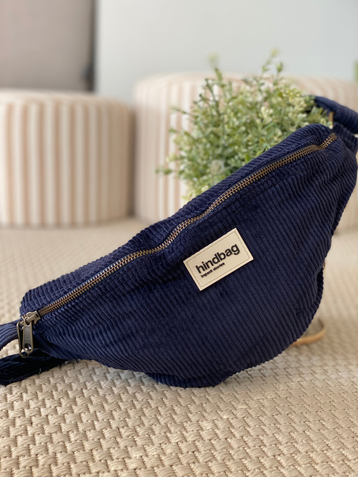 HINDBAG SASHA - Sac banane  Velours Marine