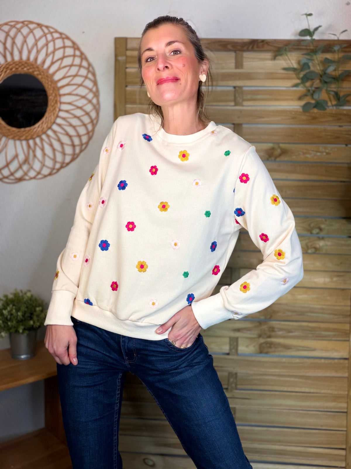 Sweat Beige fleurs multico brodés 🌸 ELISA - FIN DE SÉRIE