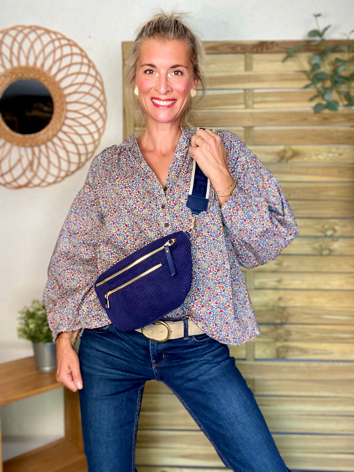 Sac banane L en velours côtelé 2 zips et sangle fantaisie - ASHLY - Bleu marine • FIN DE SÉRIE