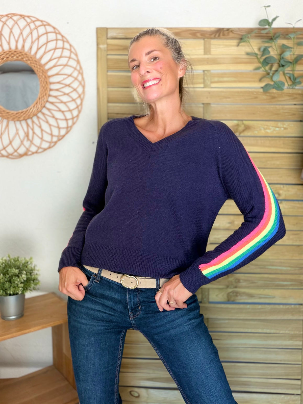 Pull épais avec bandes arc-en-ciel, col V - RAINBOW 🌈 Bleu marine - Winter 2026