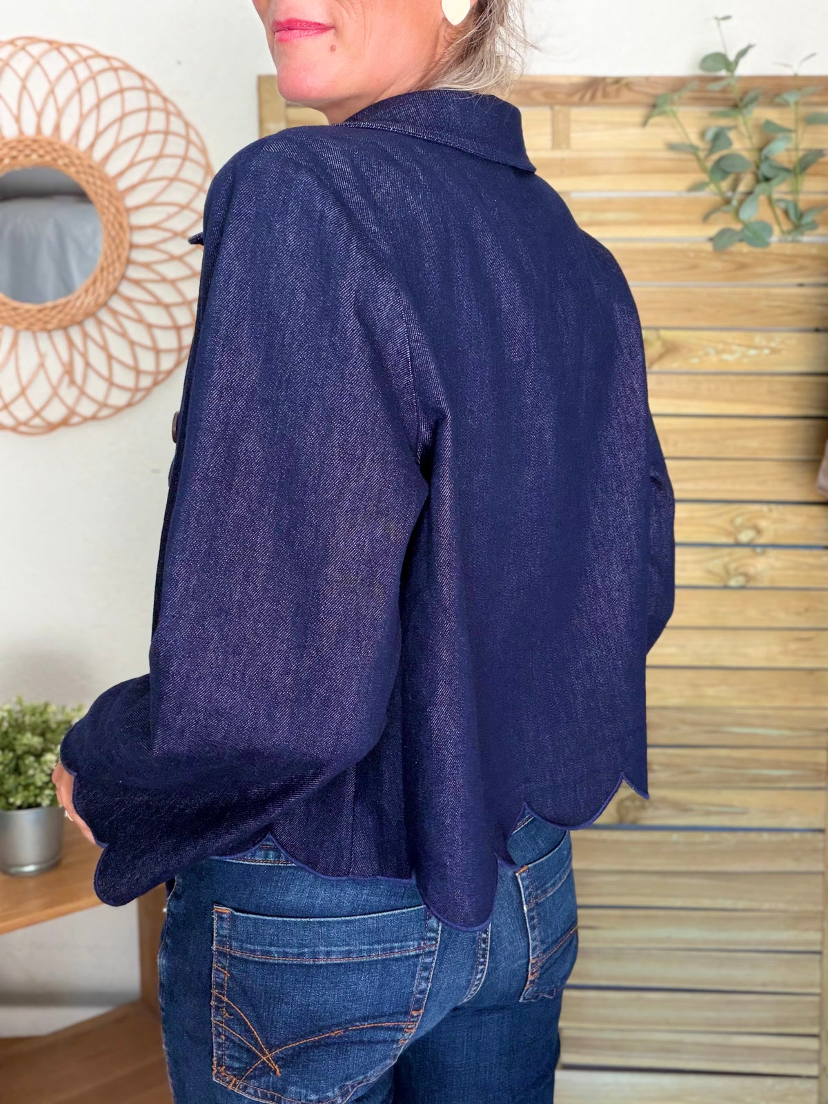Veste courte à bords festonnés en denim CALISTE - Bleu brut • DÉSTOCKAGE