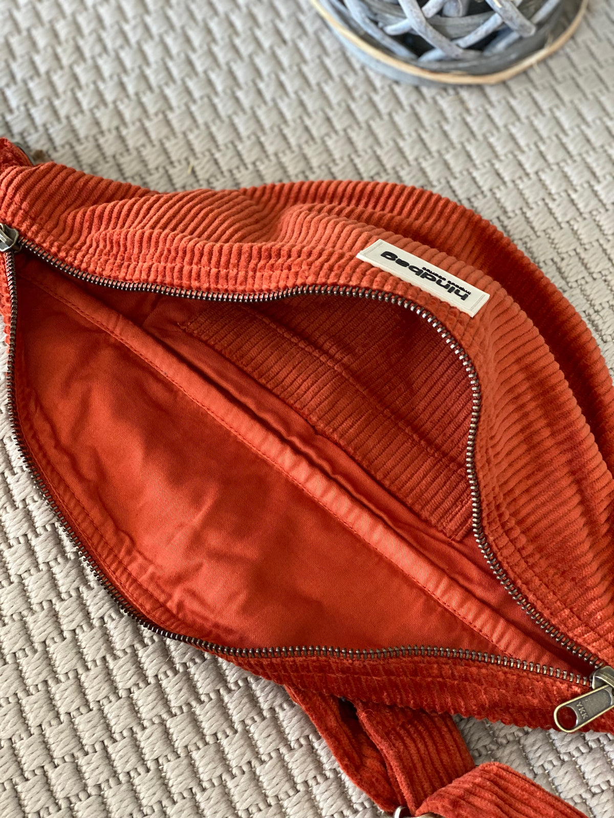 HINDBAG SASHA - Sac banane Velours brique