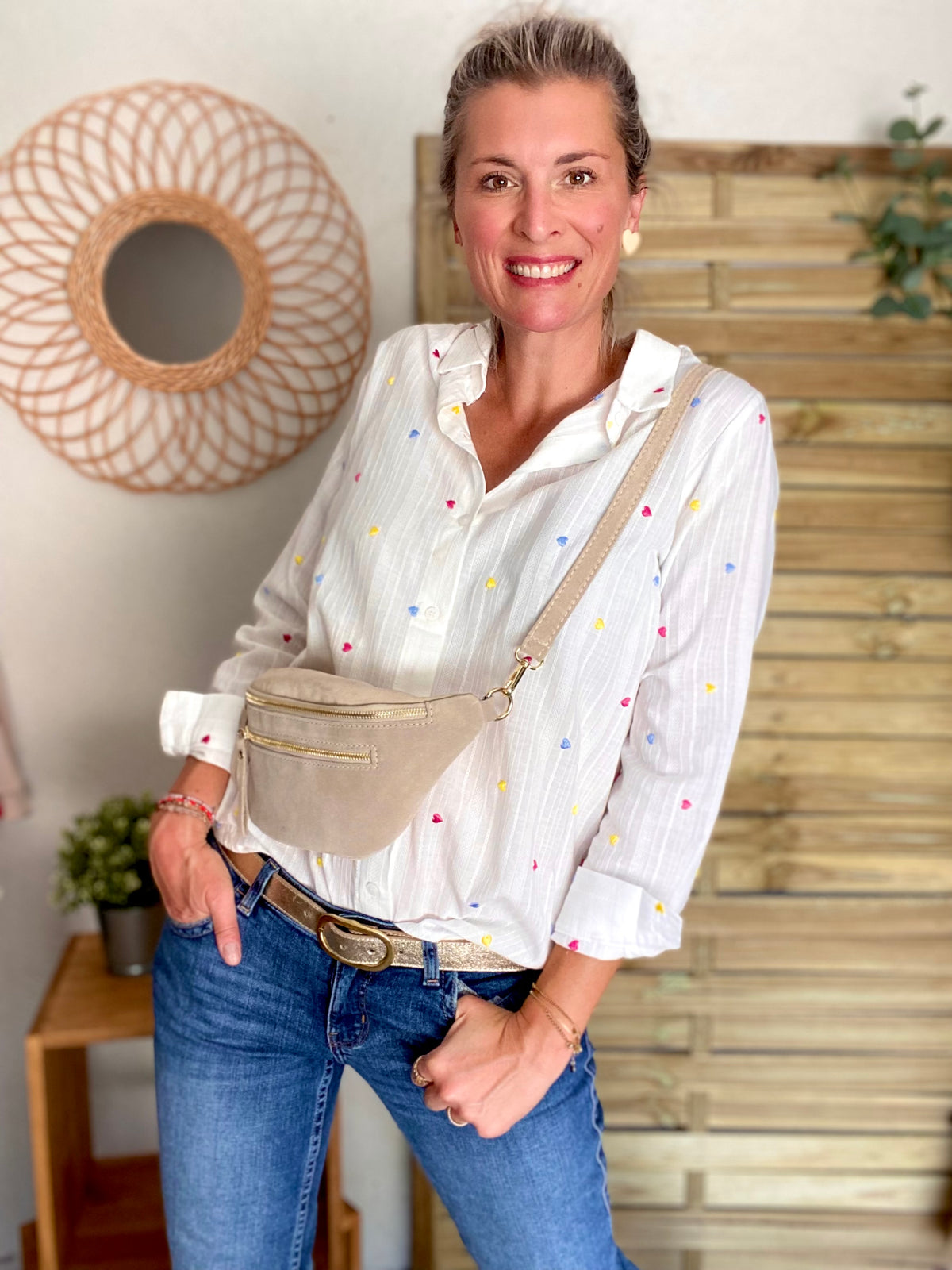 Sac banane avec poche avant, en cuir daim HOLLY - Beige • DÉSTOCKAGE
