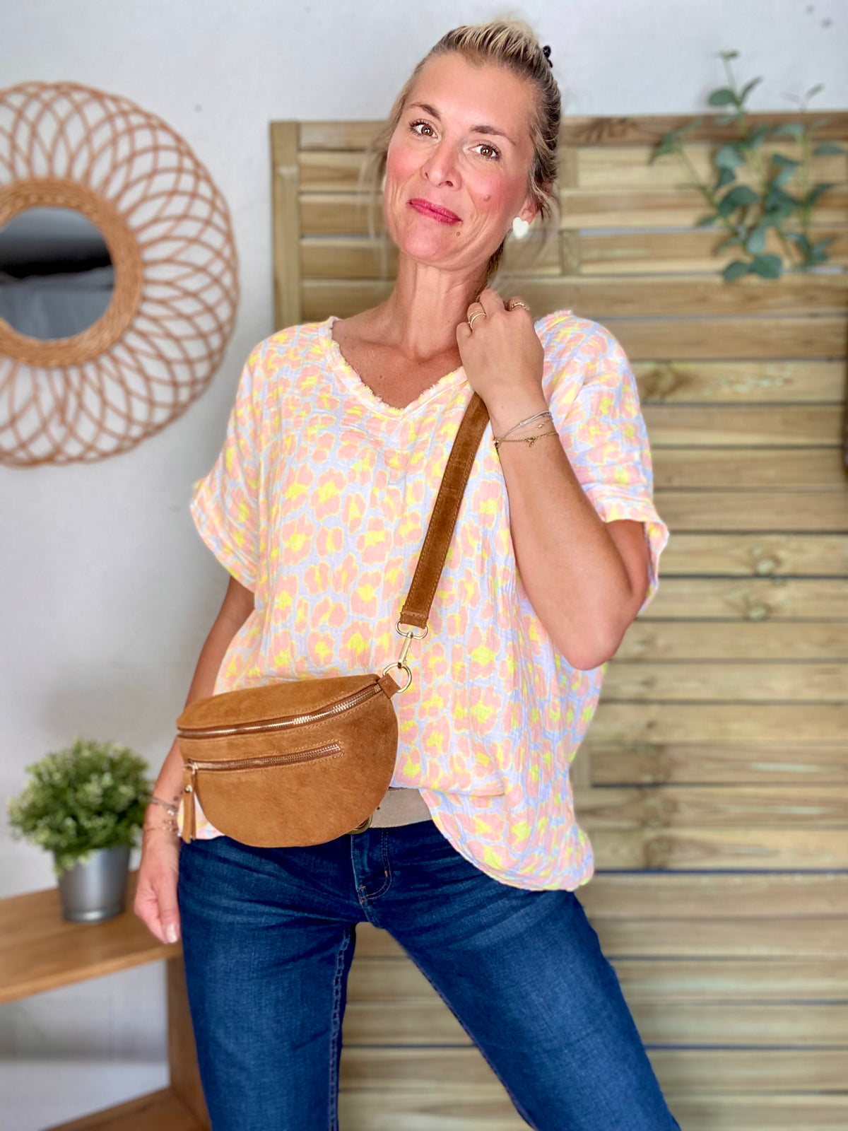 Sac banane en croûte de cuir + poche avant ALISON - Camel
