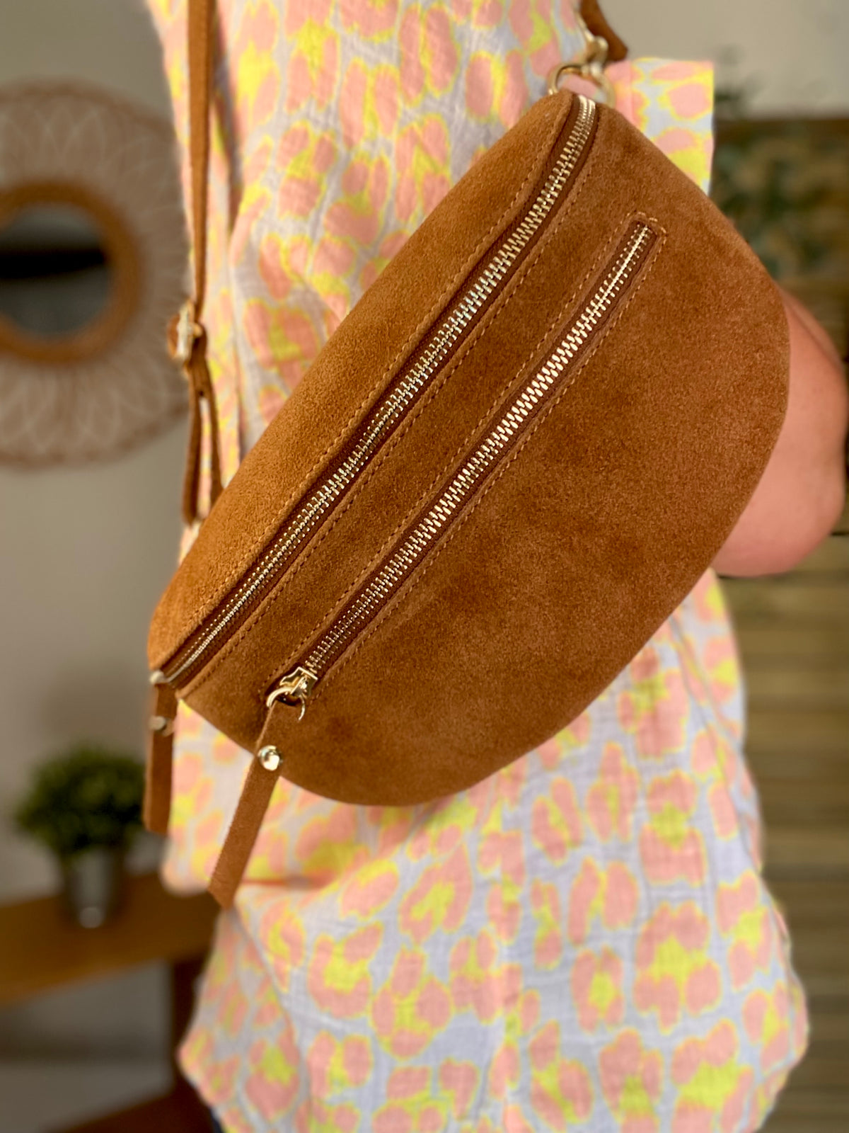 Sac banane en croûte de cuir + poche avant ALISON - Camel