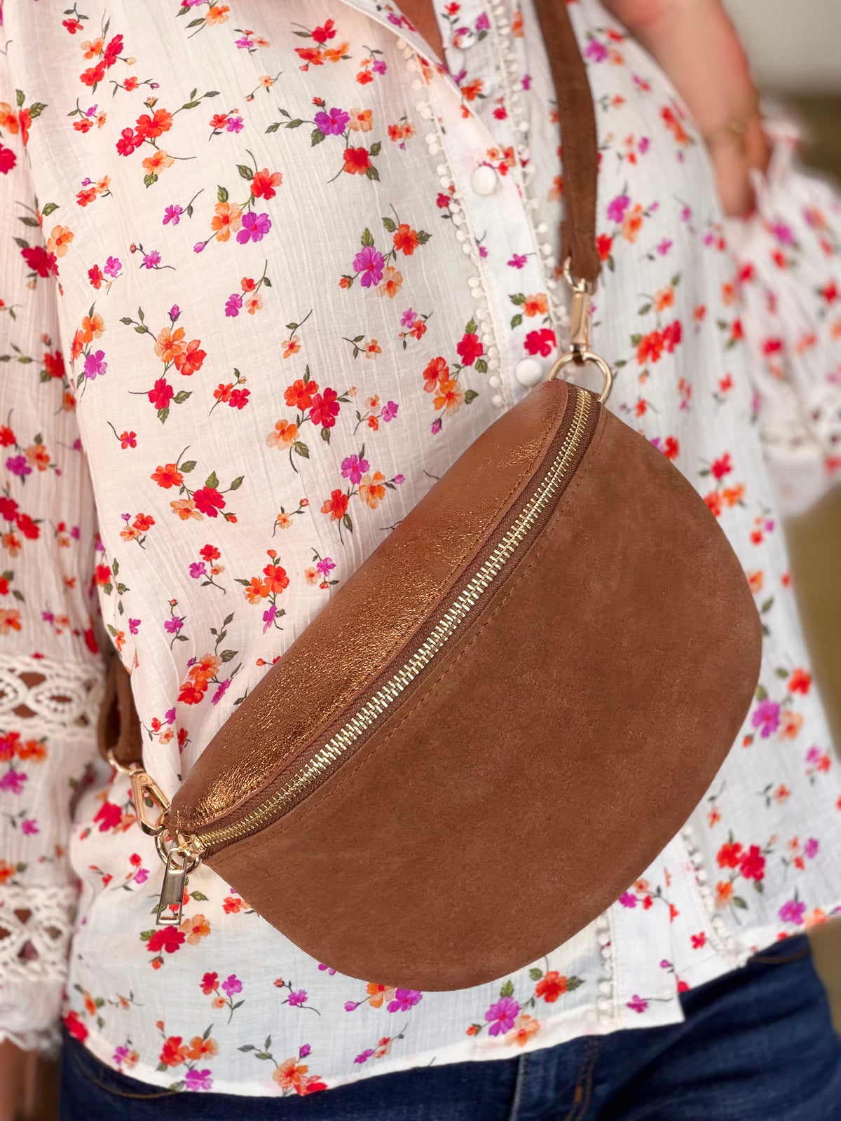 Sac banane M bi-matière en cuir irisé et velours 24cm - POLLY- Choco/Bronze • FIN DE SÉRIE