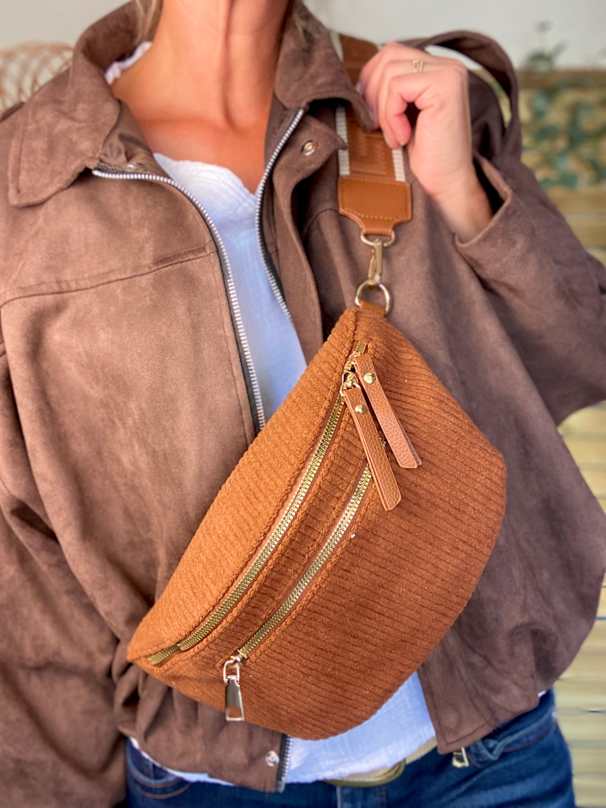 Sac banane L en velours côtelé 2 zips et sangle fantaisie - ASHLY - Camel foncé • FIN DE SÉRIE