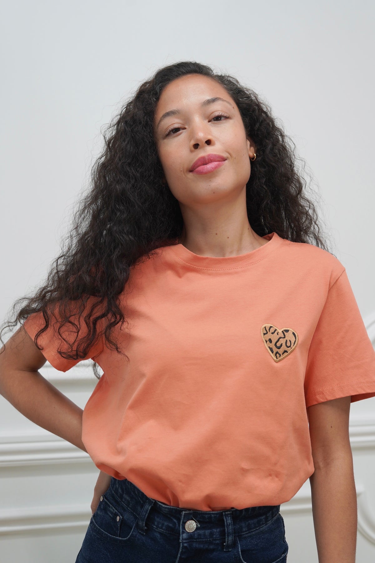 Tee shirt cœur brodé Léo 🐆 MONA Orange - FIN DE SÉRIE
