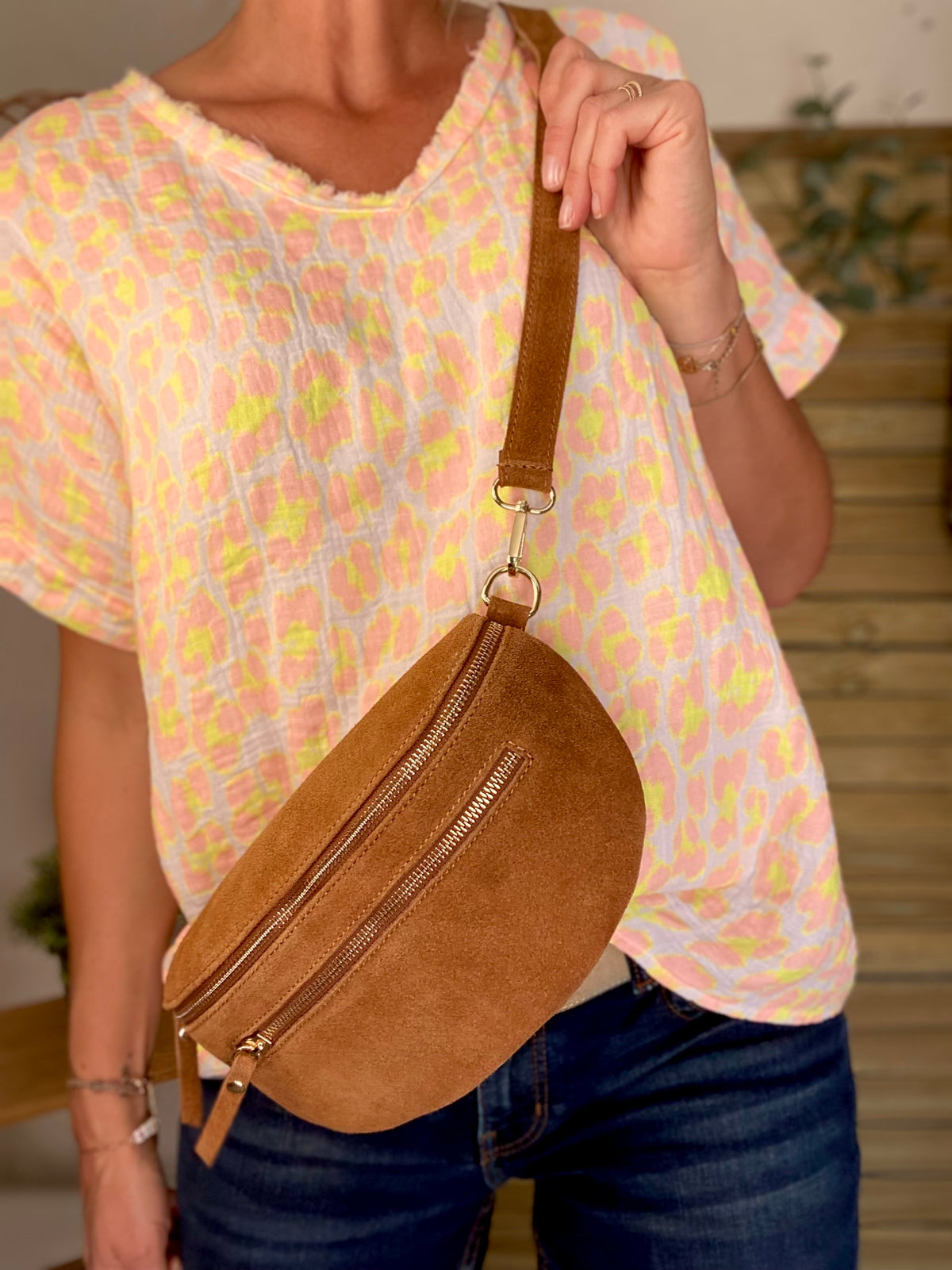 Sac banane en croûte de cuir + poche avant ALISON - Camel