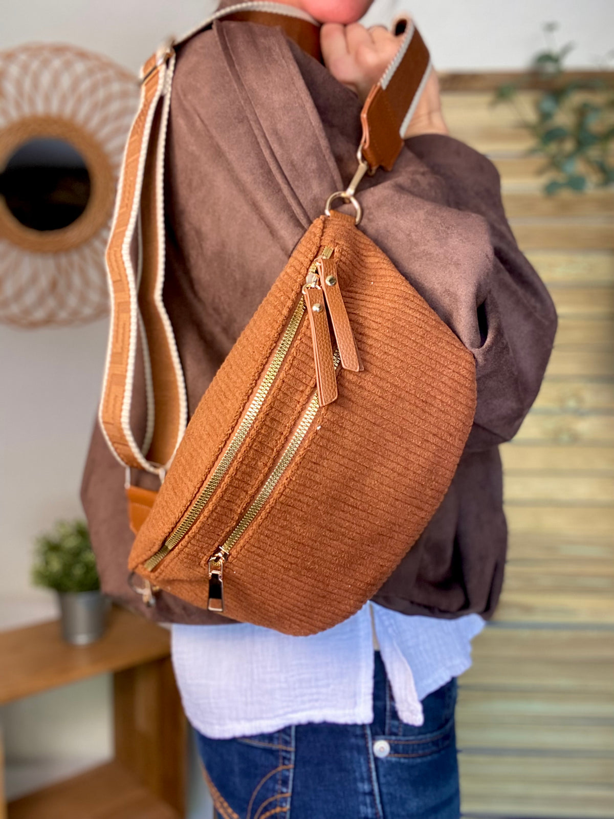 Sac banane L en velours côtelé 2 zips et sangle fantaisie - ASHLY - Camel foncé • FIN DE SÉRIE