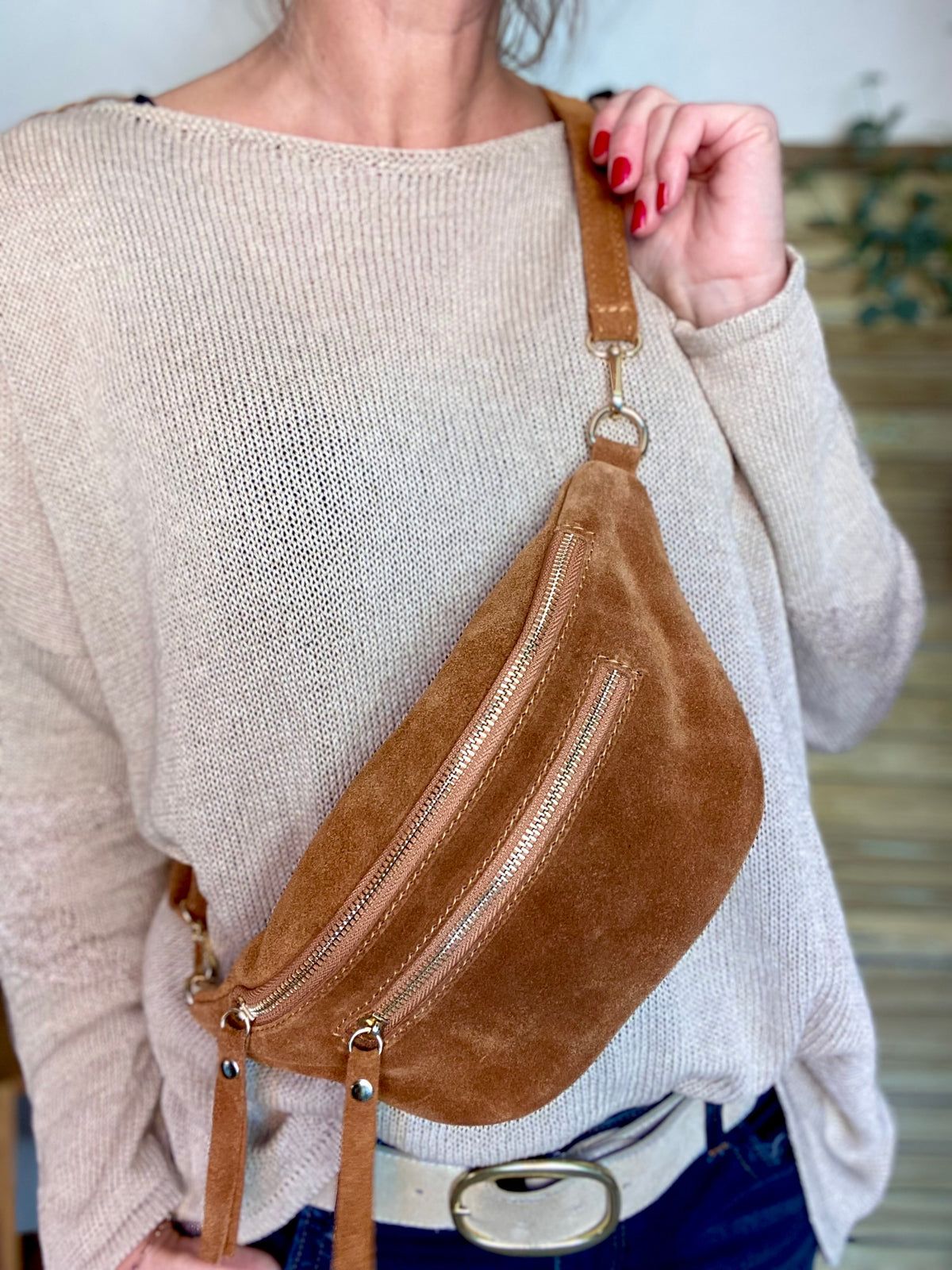 Sac banane avec poche avant, en cuir daim HOLLY - Camel