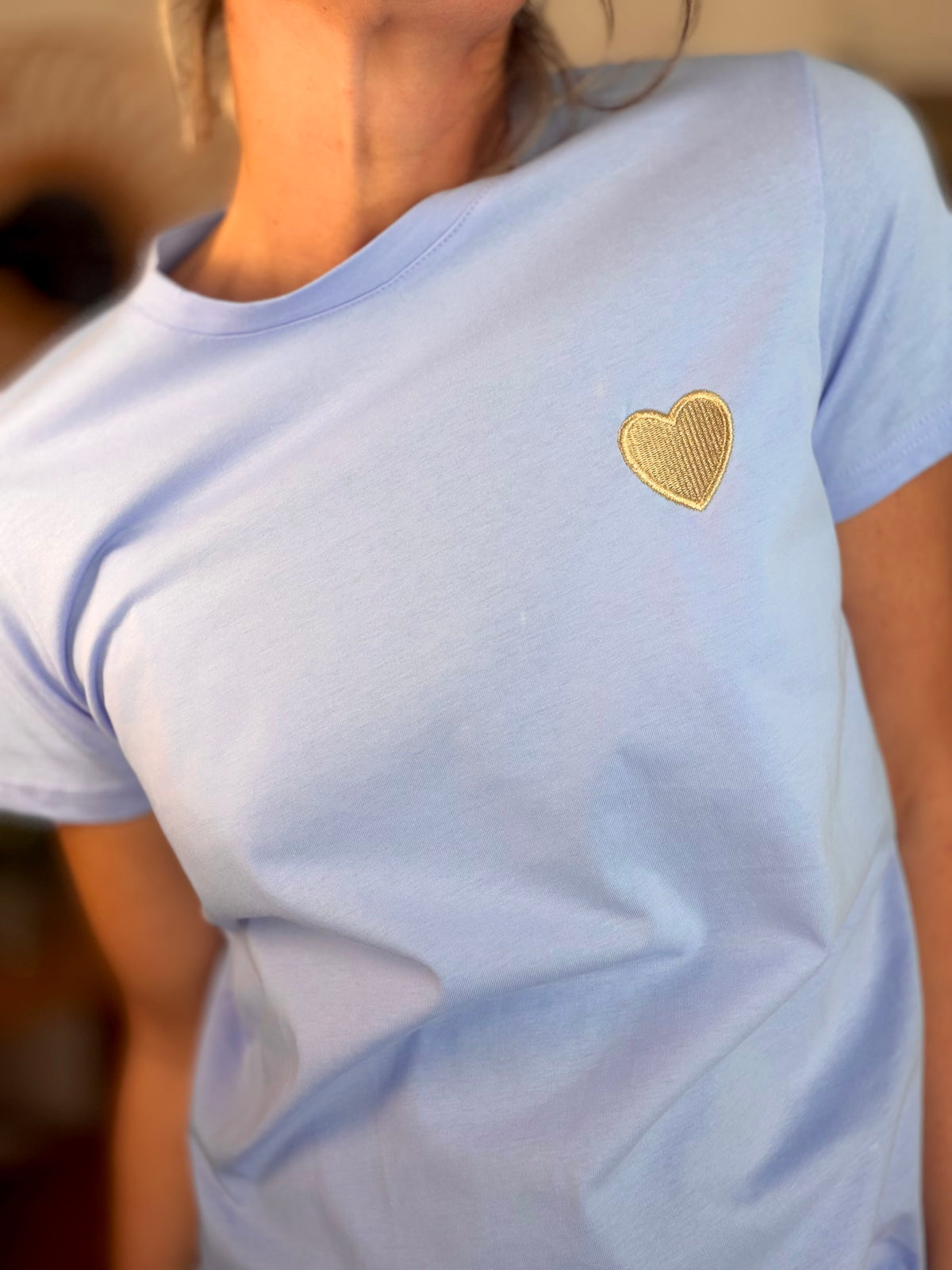 Tee shirt cœur brodé doré 💛 PIA Bleu ciel - FIN DE SÉRIE