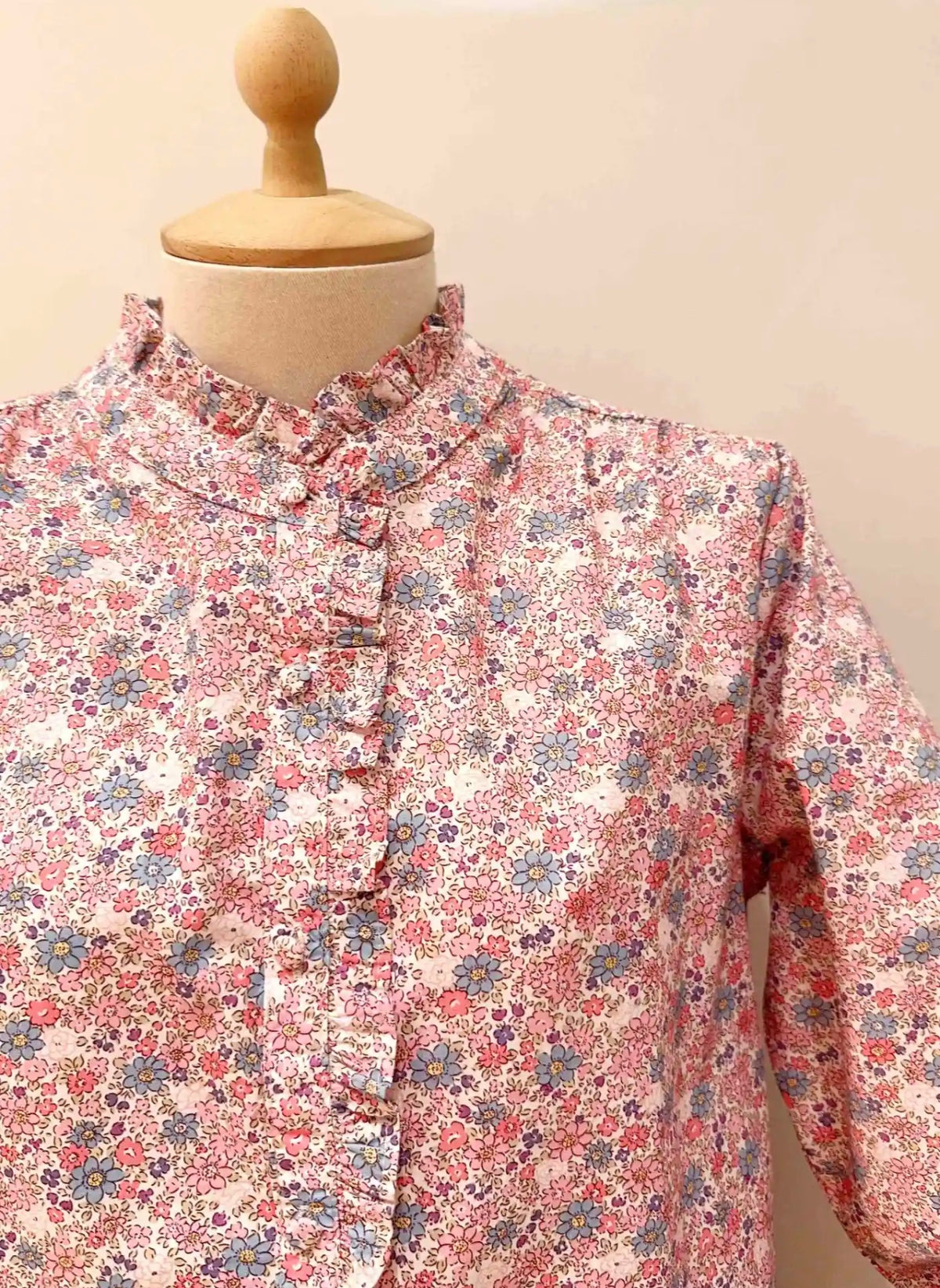 Chemise imprimée Liberty rose clair, col volanté SOLANE (DÉSTOCKAGE sur Taille S)