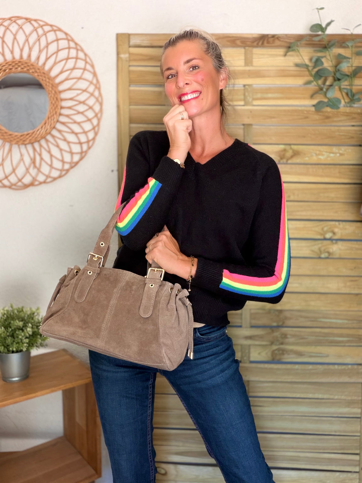 Pull épais avec bandes arc-en-ciel, col V - RAINBOW 🌈 Noir - Winter 2026