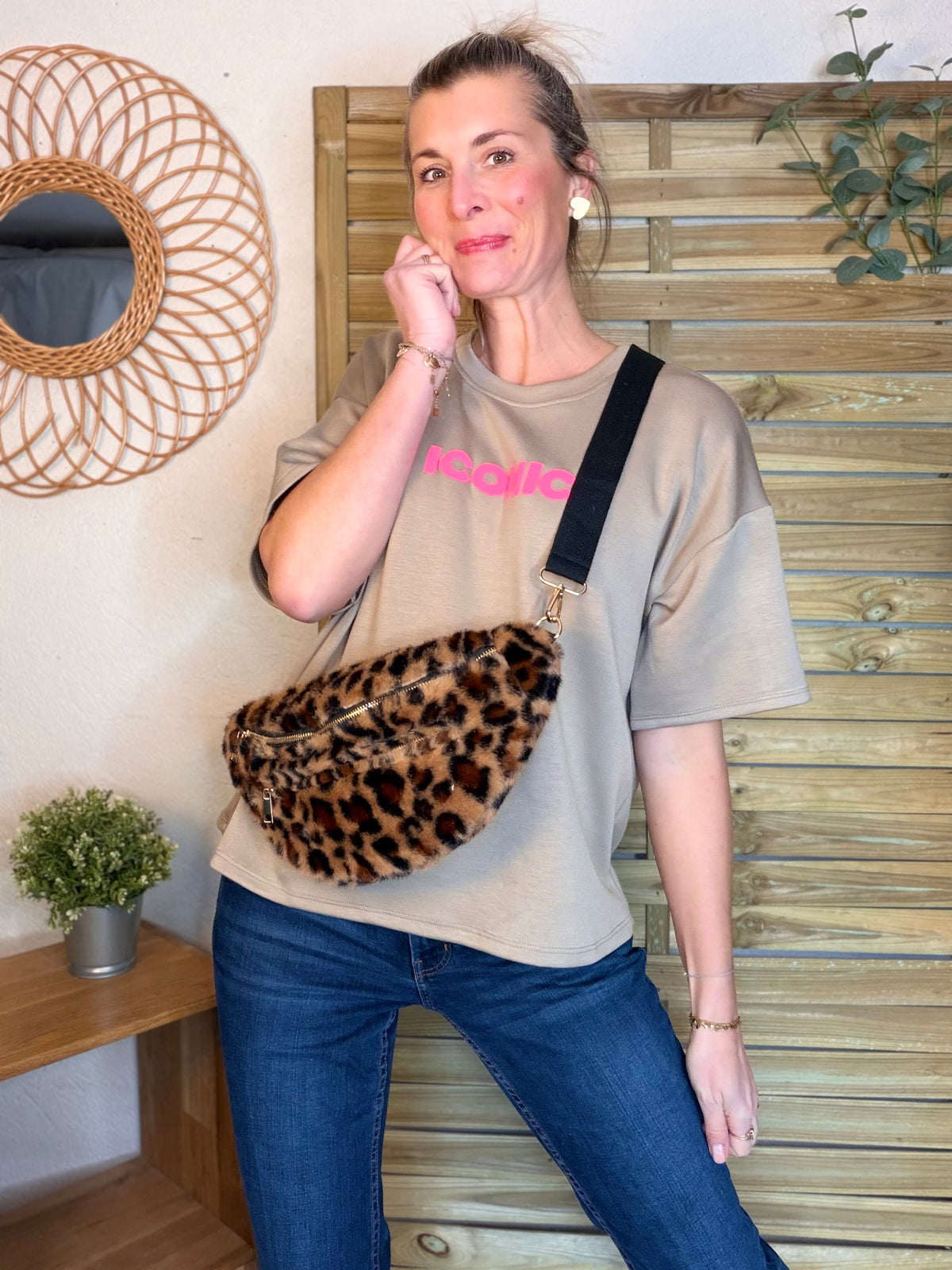 Sac banane L avec poche zippée avant, fourrure Léo Camel - STACEY 🐆