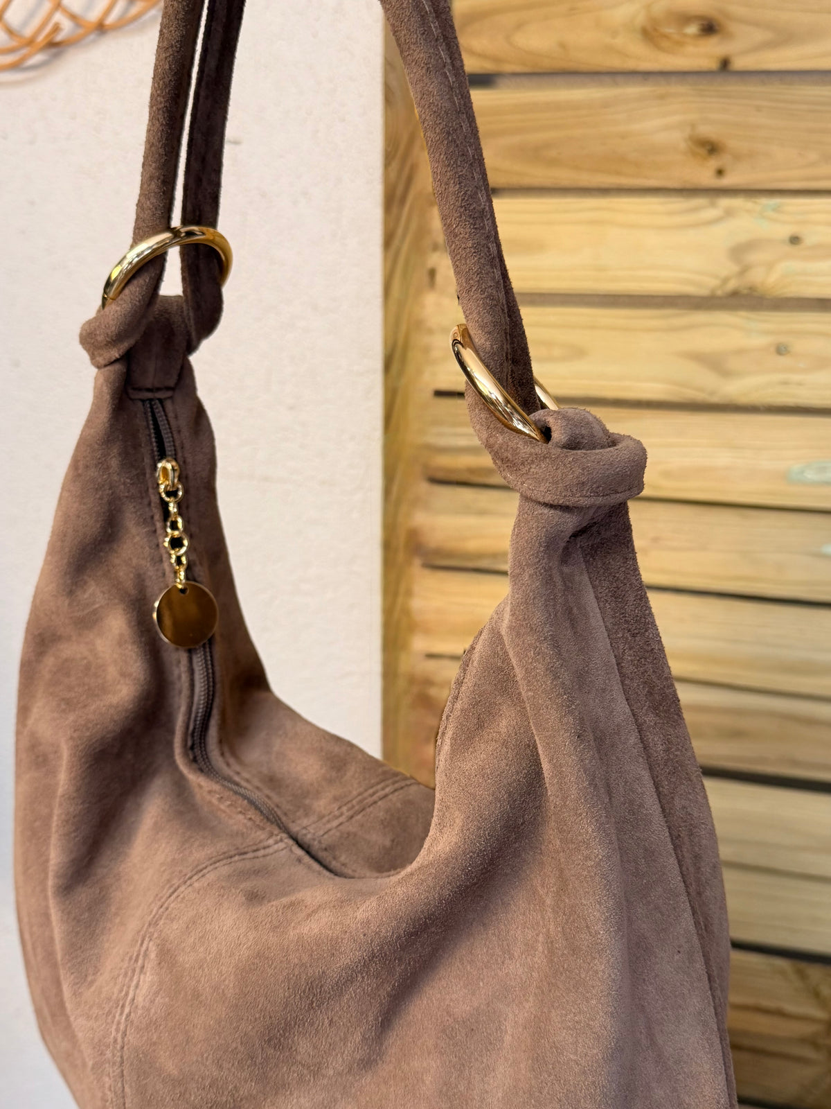 Sac besace hobo en cuir daim souple avec anneaux WILLIAM - Taupe