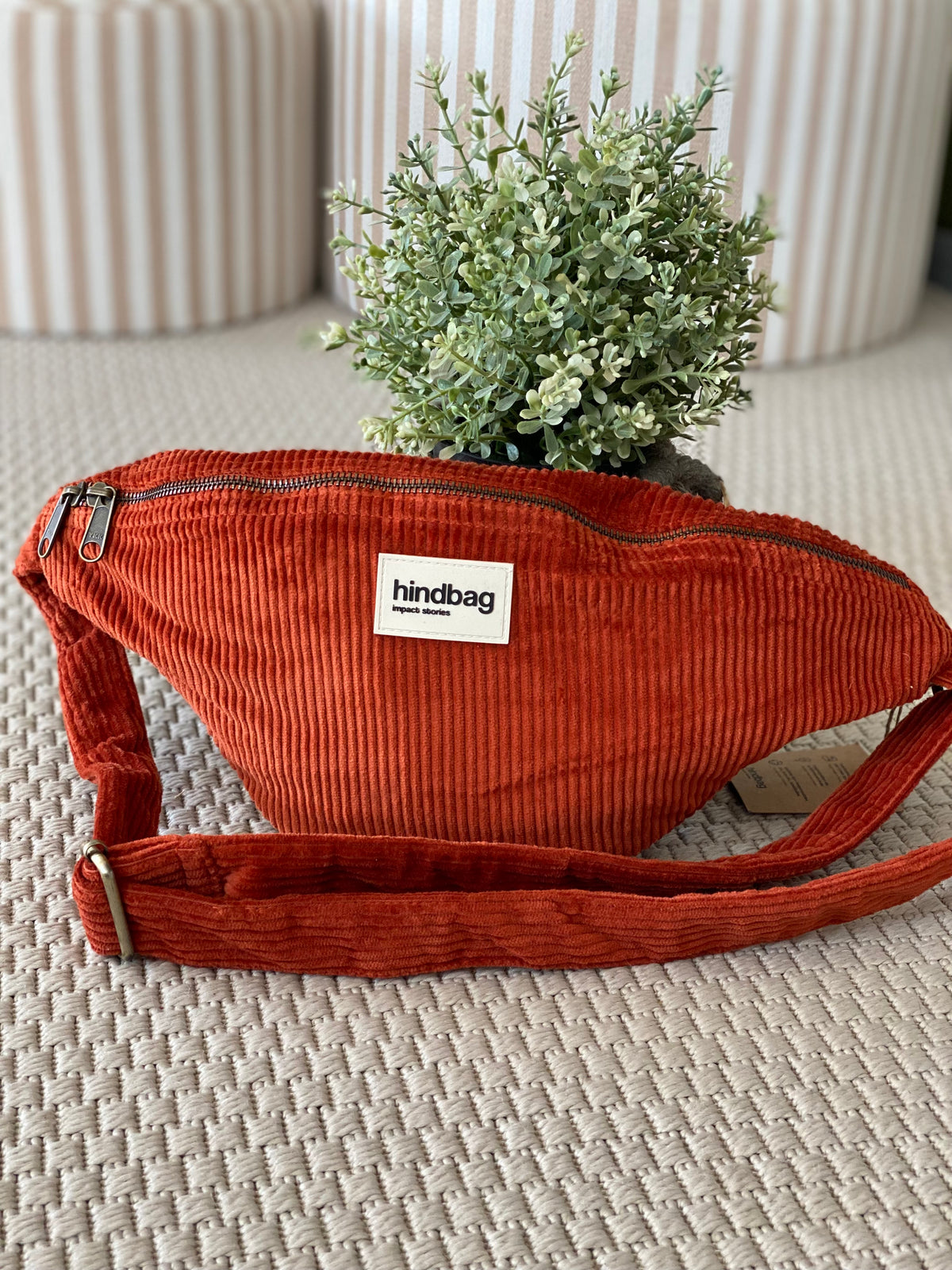 HINDBAG SASHA - Sac banane Velours brique