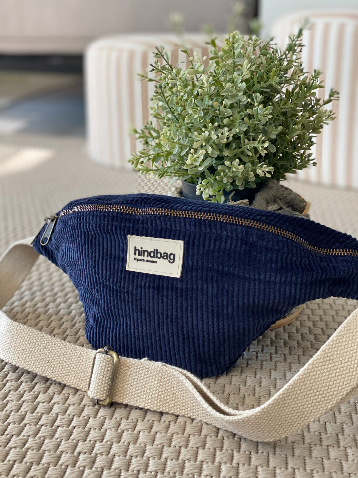 HINDBAG OLIVIA - Sac banane  Velours marine