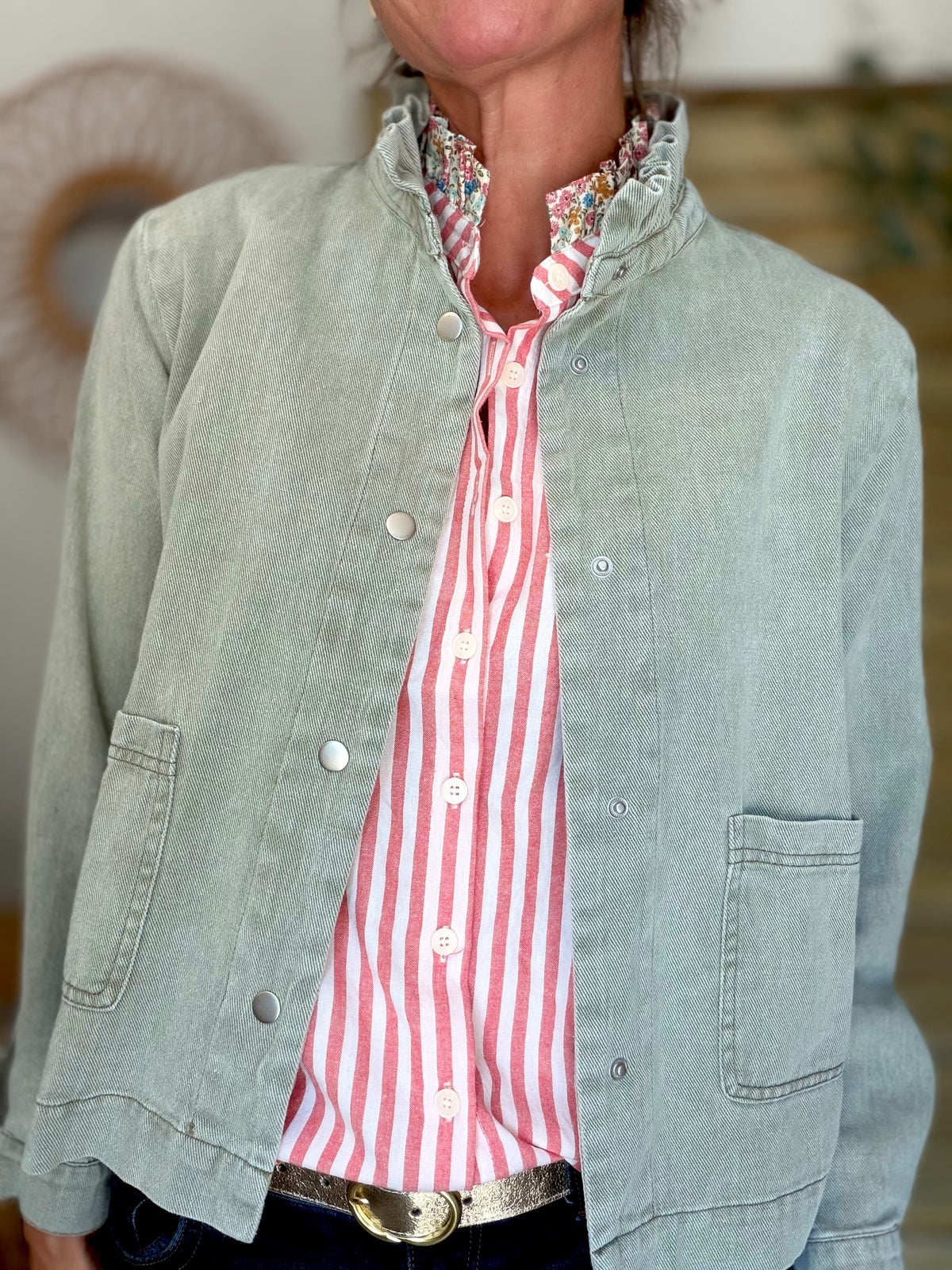 Veste courte légère col volanté JUNE - Vert sauge