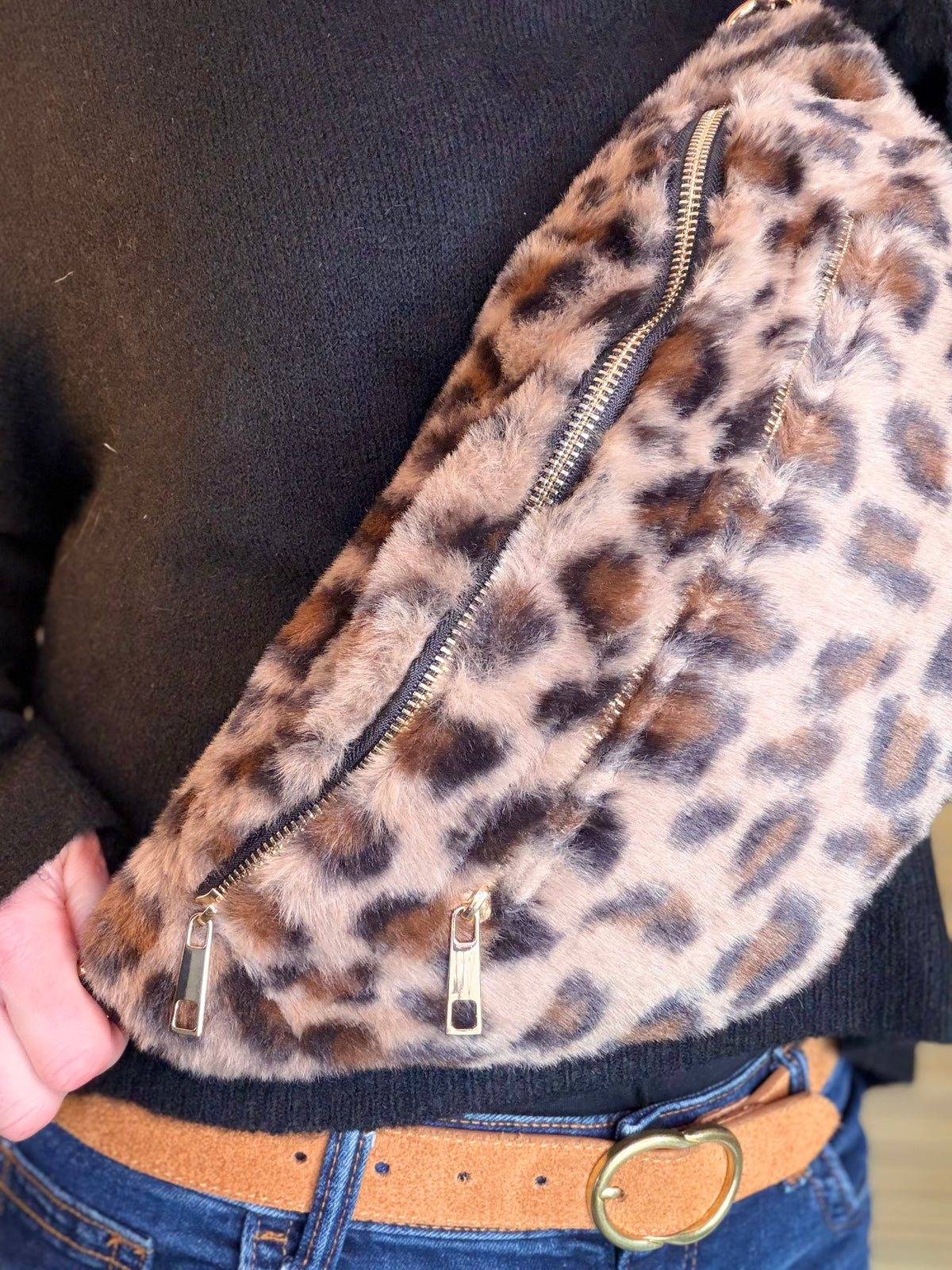 Sac banane L avec poche zippée avant, fourrure Léo Taupe - STACEY 🐆
