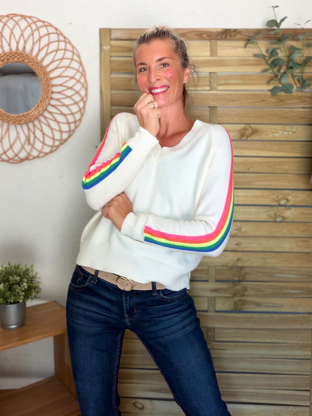 Pull épais avec bandes arc-en-ciel, col V - RAINBOW 🌈 Écru - Winter 2026