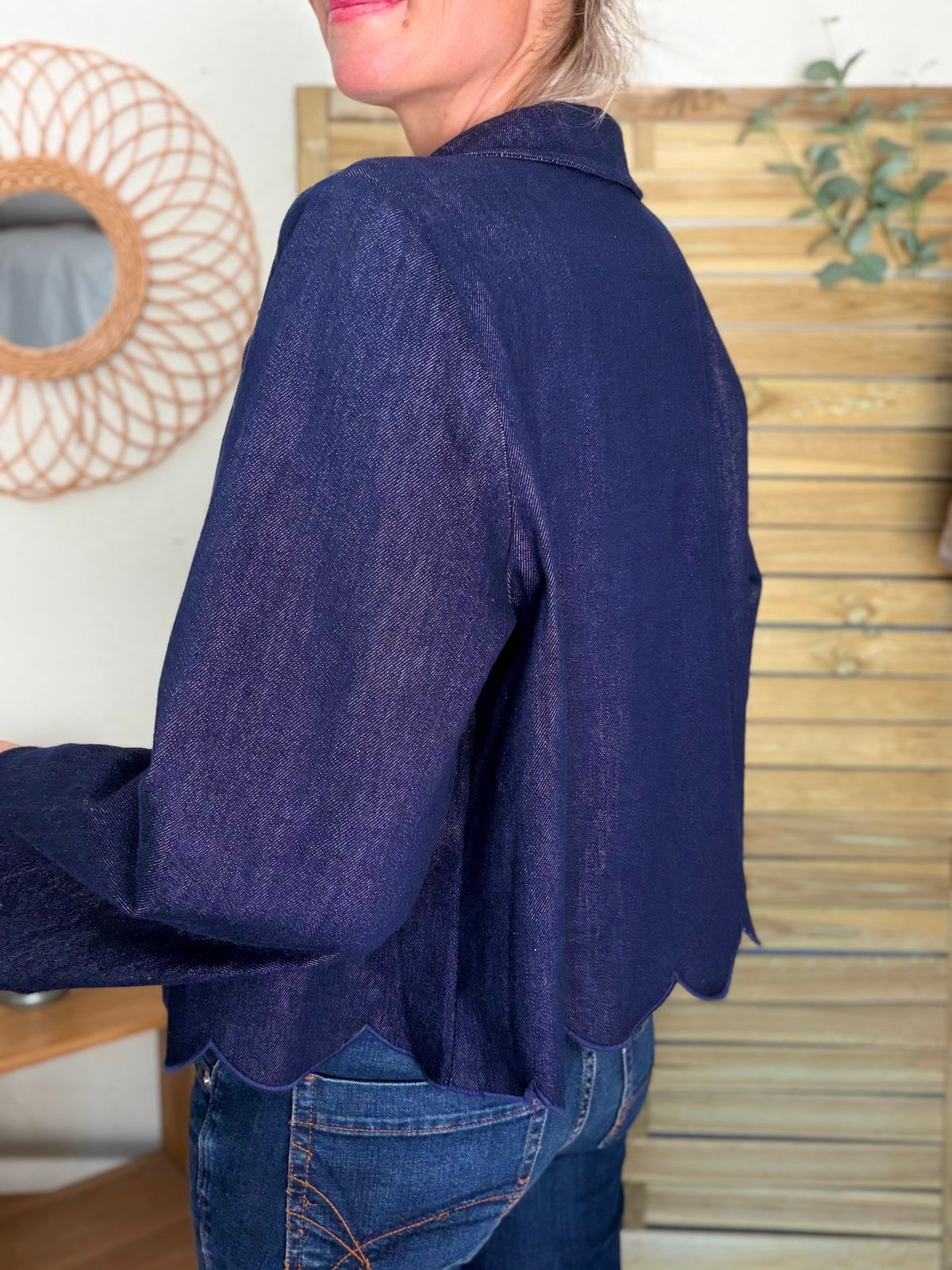 Veste courte à bords festonnés en denim CALISTE - Bleu brut • DÉSTOCKAGE