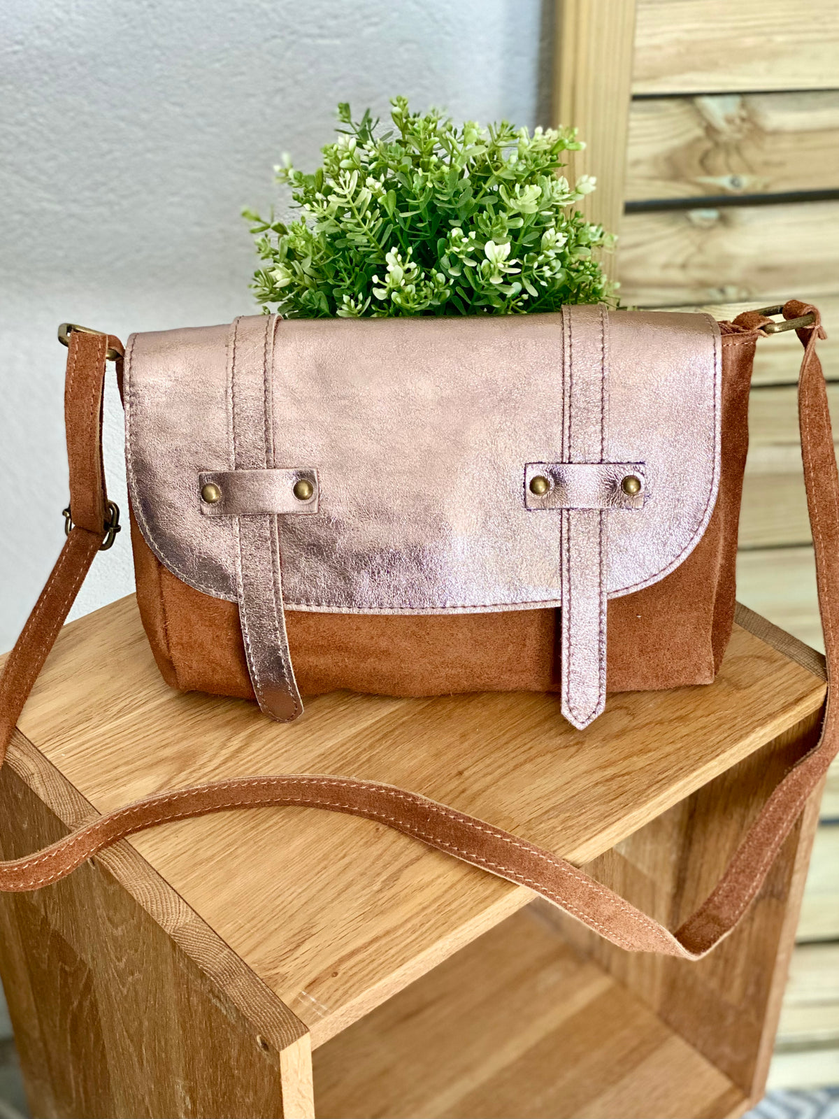 Sac bandoulière en cuir daim et irisé ESMÉE - Bronze / Camel
