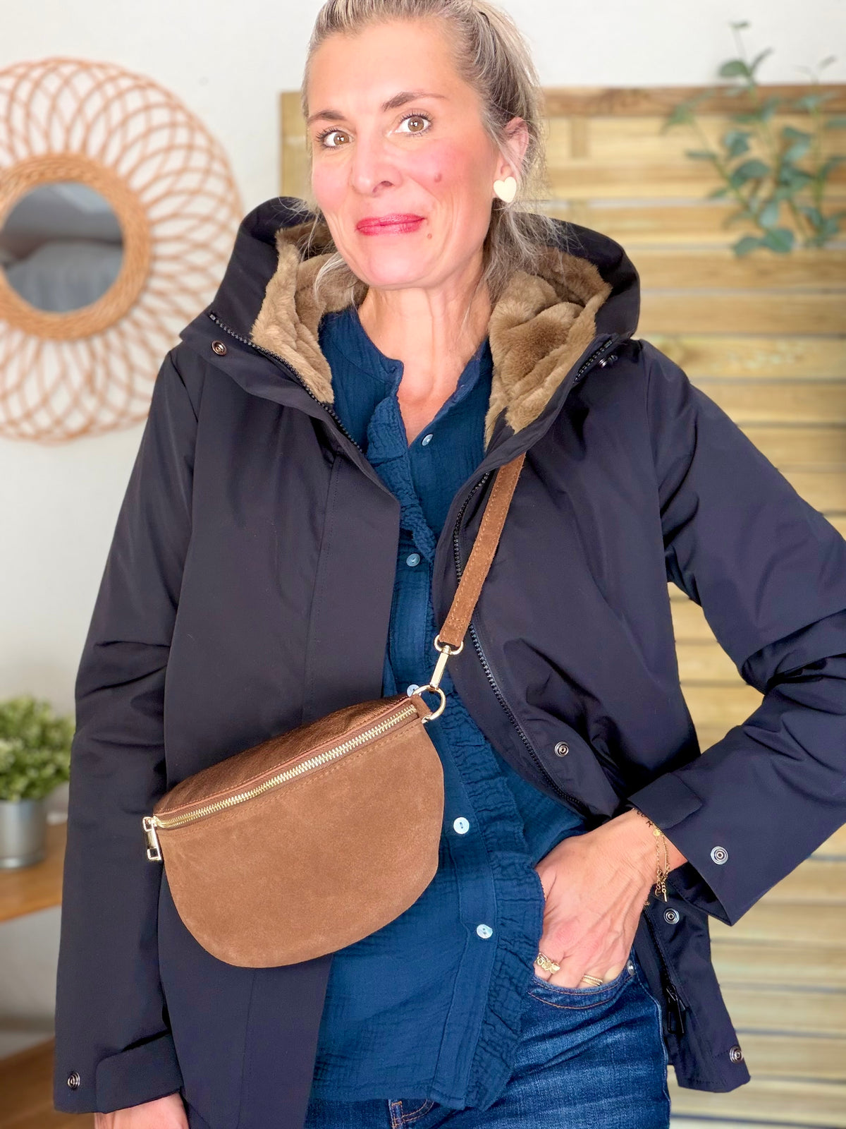 Sac banane M bi-matière en cuir irisé et velours 24cm - POLLY- Choco/Bronze • FIN DE SÉRIE