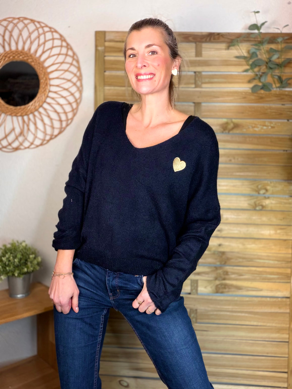 Pull léger en maille col V cœur doré brodé 💛 MELINA - Bleu marine