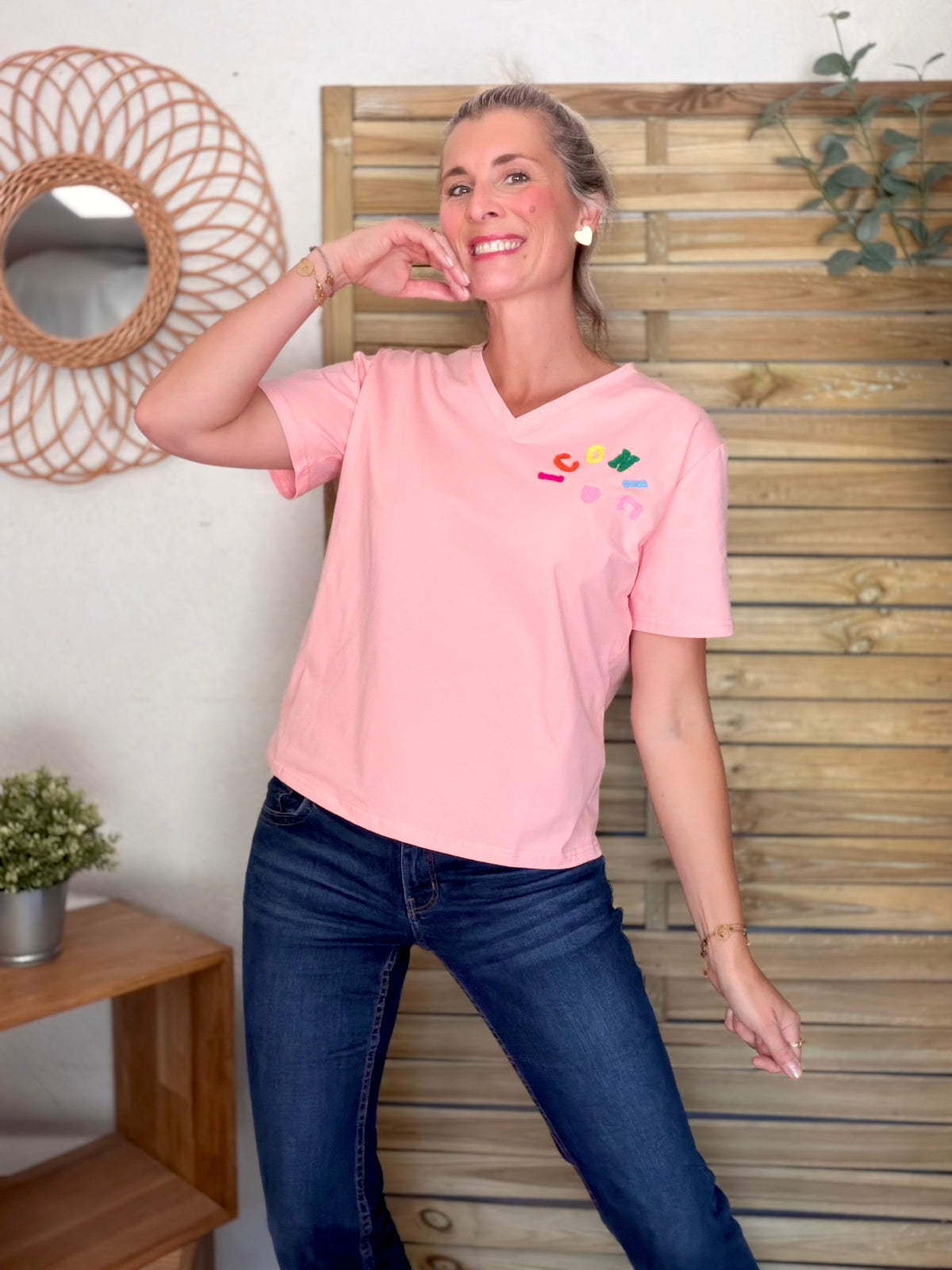 Tee shirt col V ICONIC club multicolore CARO - Rose clair