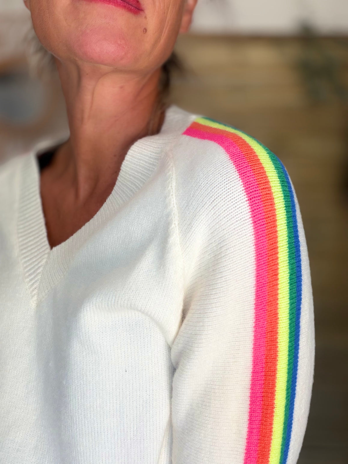 Pull épais avec bandes arc-en-ciel, col V - RAINBOW 🌈 Écru - Winter 2026