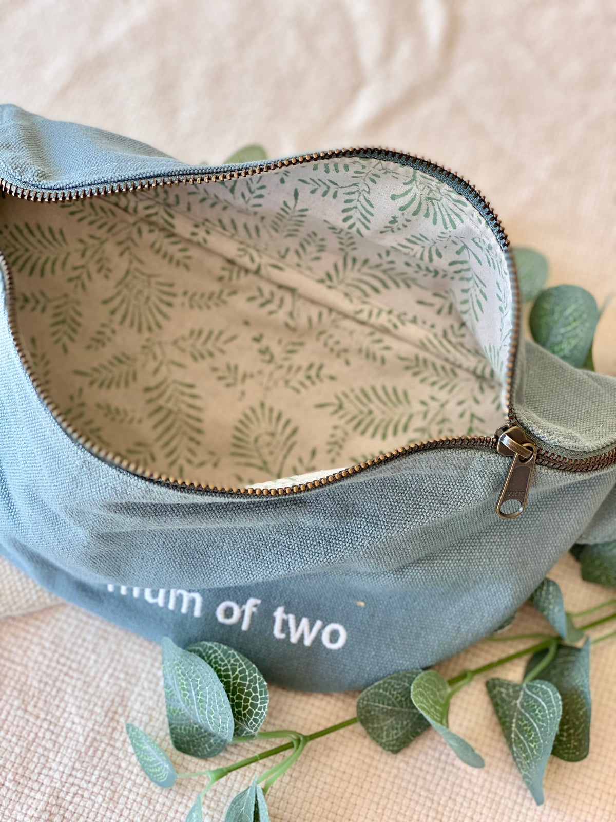 Sac banane en toile MUM OF - Vert sauge - FAMILY IMPACT STORIES - FIN DE SÉRIE