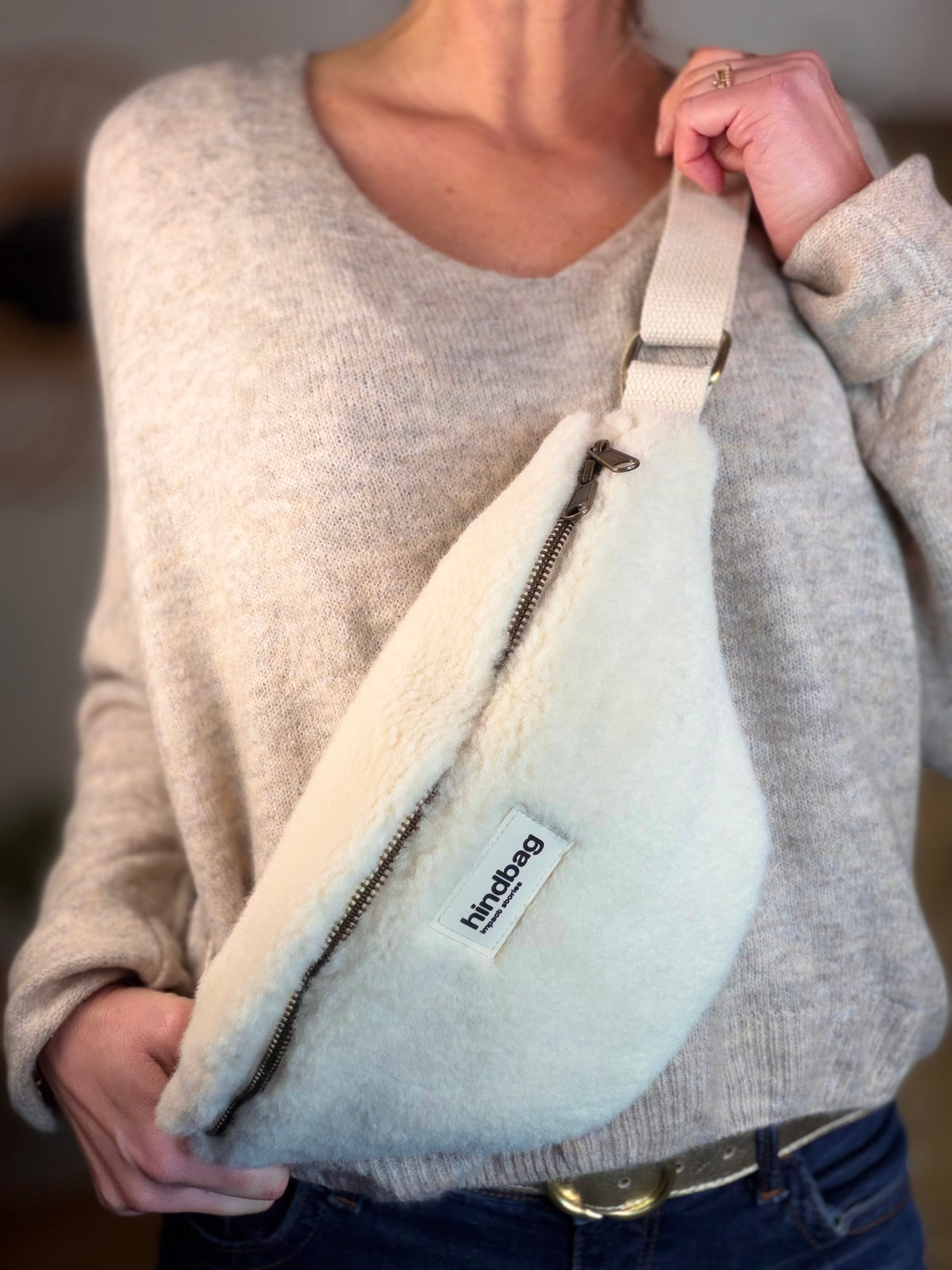 HINDBAG OLIVIA - Sac banane Teddy arctique (moumoute)