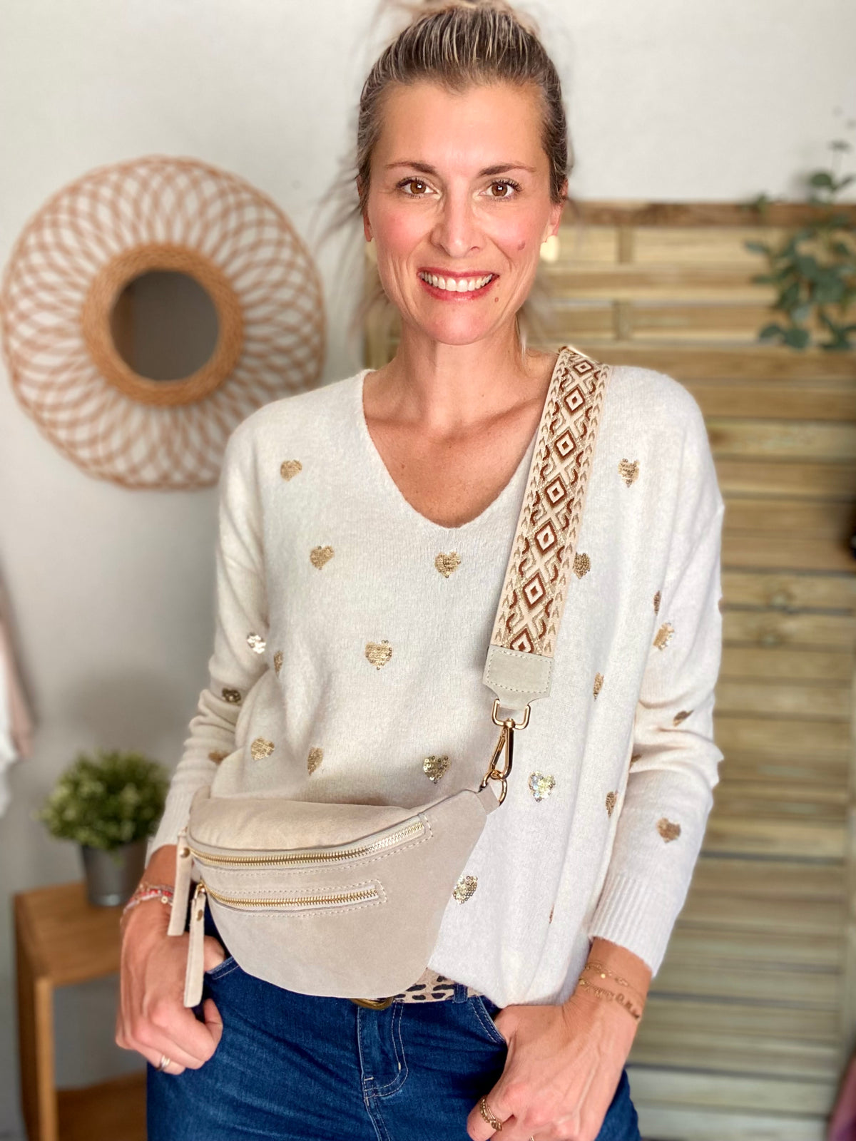 Sac banane avec poche avant, en cuir daim HOLLY - Beige • DÉSTOCKAGE