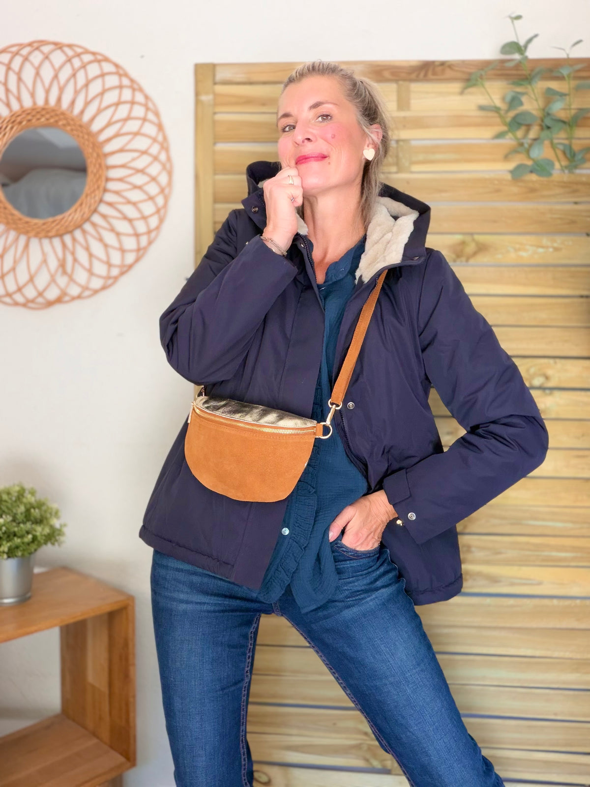 Sac banane M bi-matière en cuir irisé et velours 24cm - POLLY- Camel/Doré • FIN DE SÉRIE
