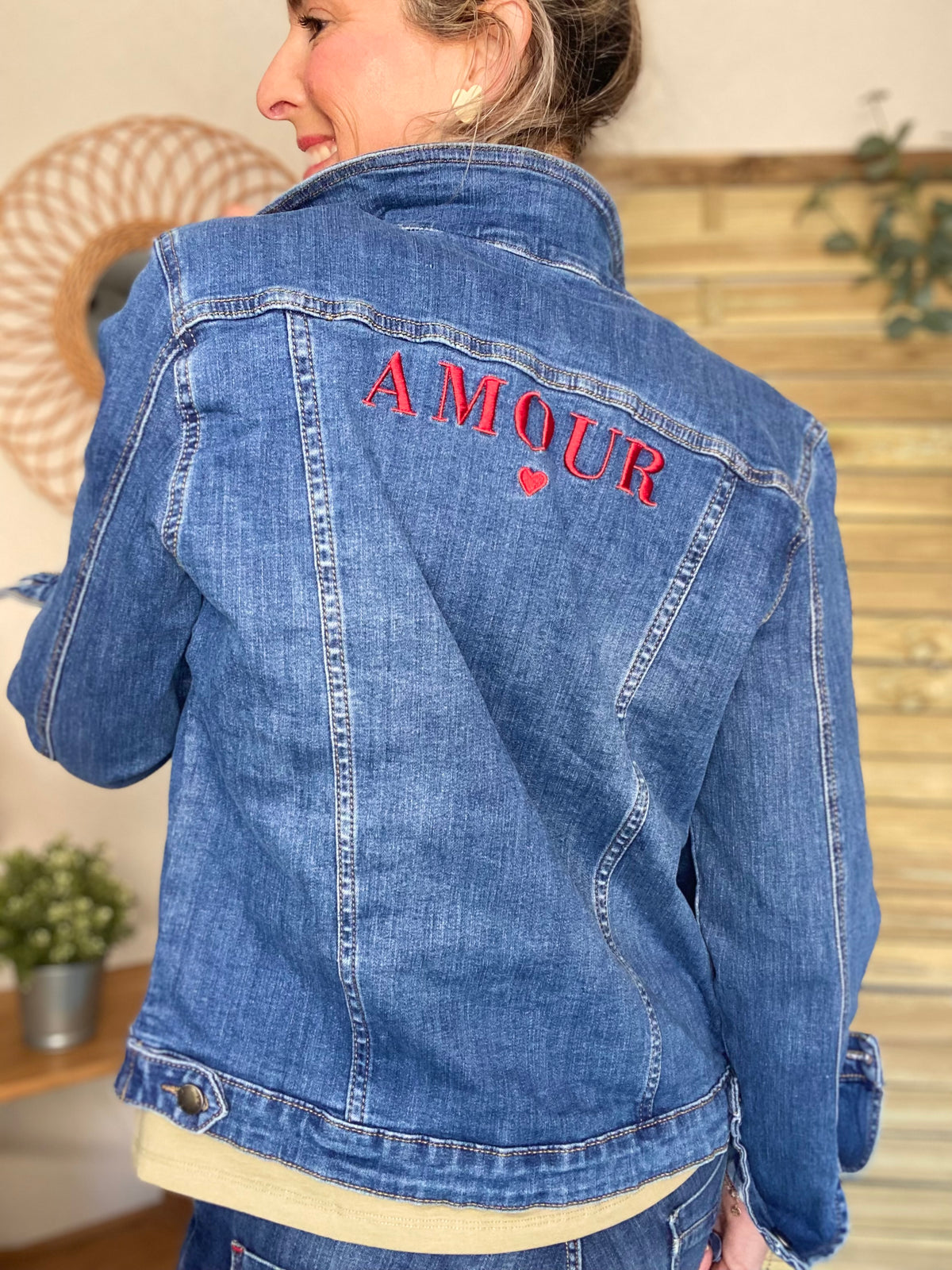 Veste en jean broderie AMOUR - PAULINE - FIN DE SÉRIE