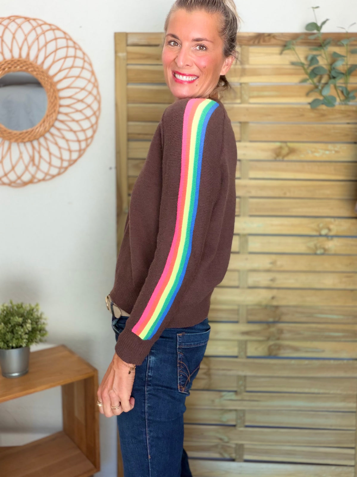 Pull épais avec bandes arc-en-ciel, col V - RAINBOW 🌈 Chocolat - Winter 2026