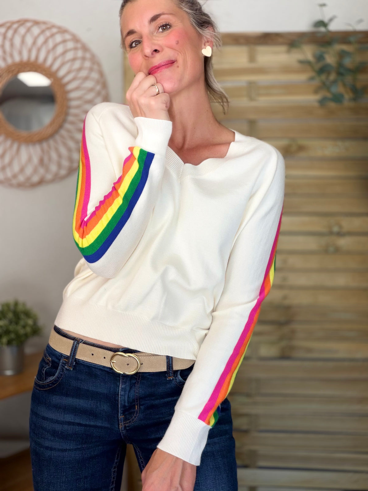 Pull fin avec bandes arc en ciel, col V - RAINBOW 🌈 Écru - Spring 2026