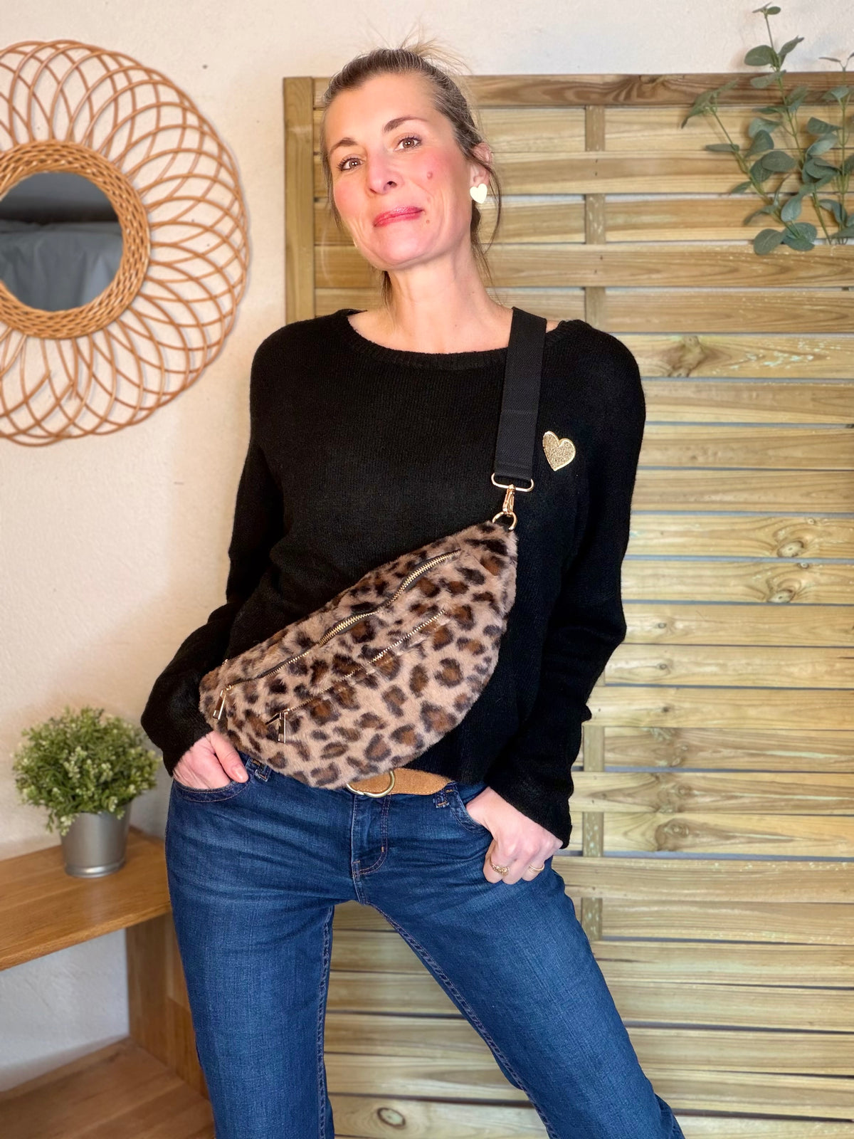 Sac banane L avec poche zippée avant, fourrure Léo Taupe - STACEY 🐆
