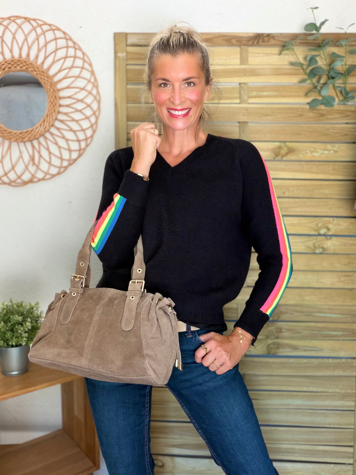 Pull épais avec bandes arc-en-ciel, col V - RAINBOW 🌈 Noir - Winter 2026